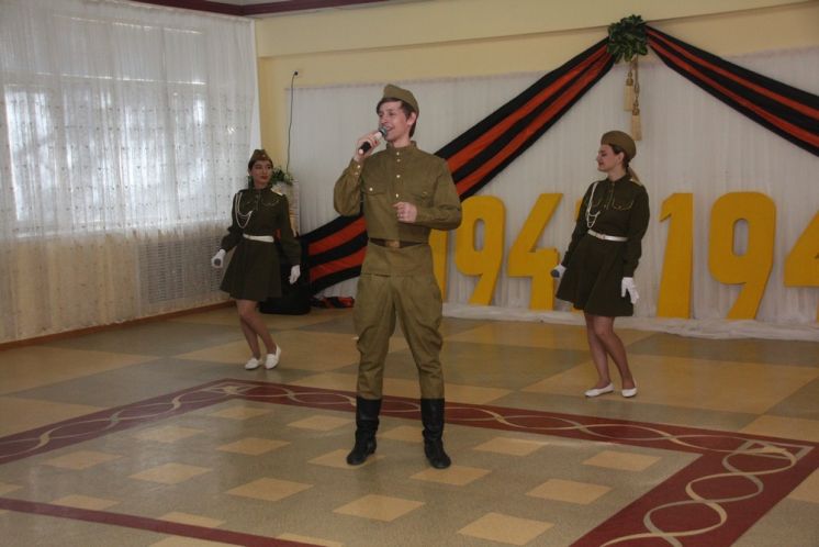 В ДК «Октябрь» состоялся праздничный концерт для ветеранов микрорайона №2