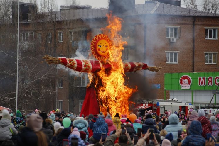 «Гуляй, Масленица»: в Волгодонске на площади Победы развернулись народные гулянья