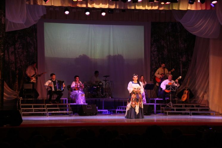 Ансамбль  «Веселая карусель» и солисты ДК «Октябрь» подарили волгодонцам вечер народной музыки