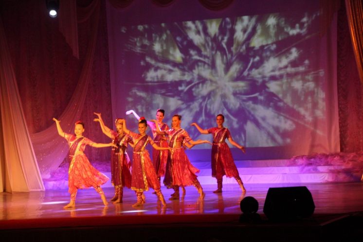 Танцевальные коллективы ДК «Октябрь» указали волгодонцам путь «Дорогой добра»