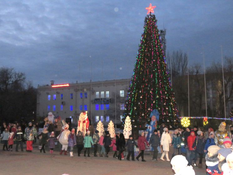 На площади Победы перед ДК «Октябрь» открылась главная городская елка
