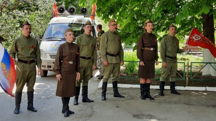 Концертом агитбригады «У дома ветерана» чествуют фронтовиков Великой Отечественной в Волгодонске