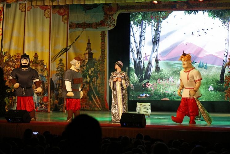 На сцене ДК «Октябрь» прошёл показ музыкальной сказки «Три богатыря»
