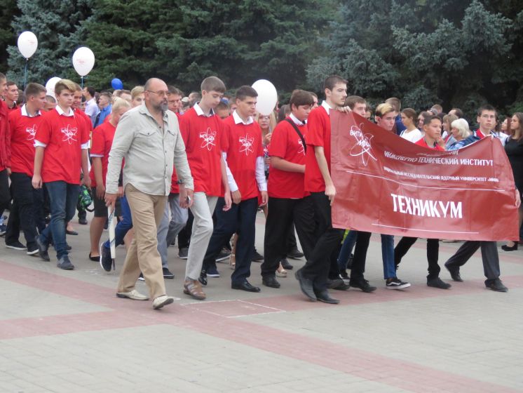 Творческие коллективы ДК «Октябрь» приняли участие в «Параде первокурсников»