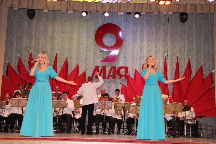 Народный духовой оркестр играл песни Победы