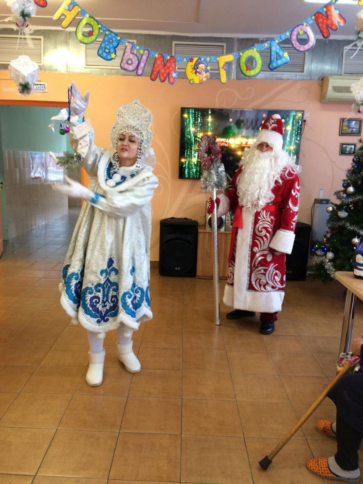 ДК «Октябрь» и Центр Дружбы народов подарили новогодний праздник пожилым в пансионате для престарелых
