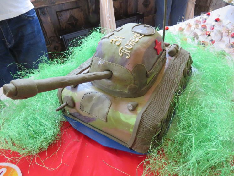 Ветеранов порадовали дегустацией выпечки и тортов в стиле Победного Мая