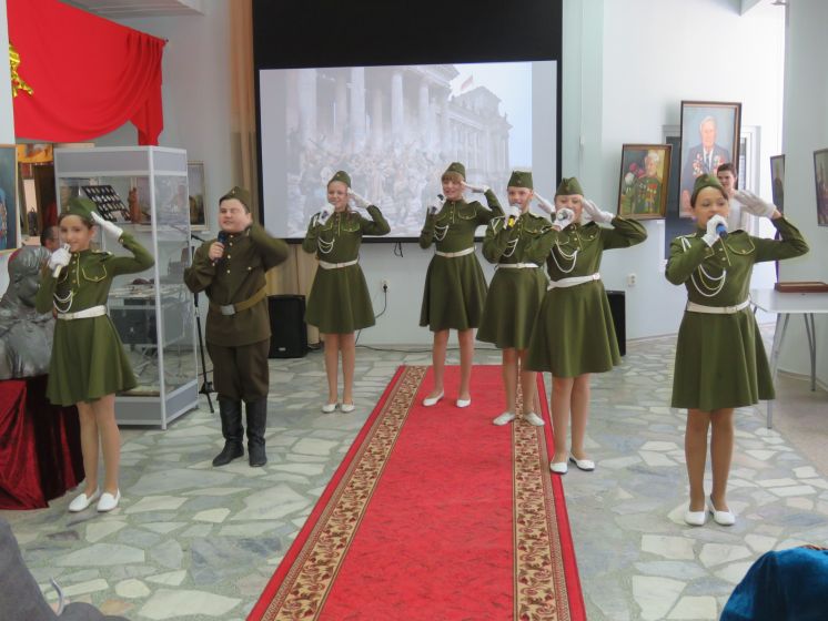Артисты ДК «Октябрь» выступили на открытии городской выставки портретов ветеранов