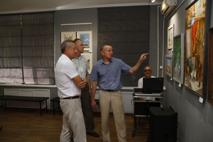 В центре «Берегиня» открылась выставка живописи и графики, посвященная 73-летию Волгодонска