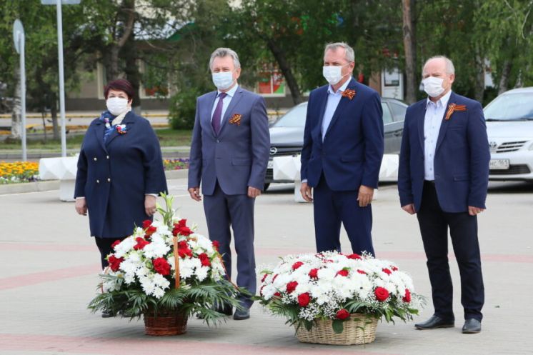 В Волгодонске возложили цветы к обелискам Победы