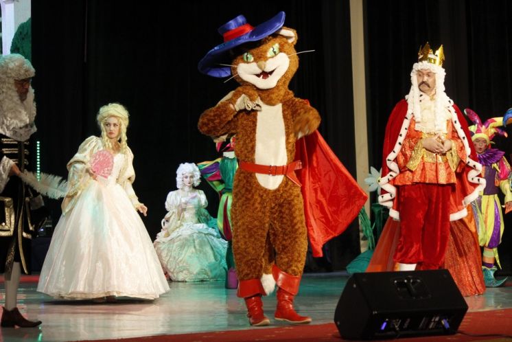 В ДК «Октябрь» состоялись показы музыкальной сказки «Кот в сапогах»