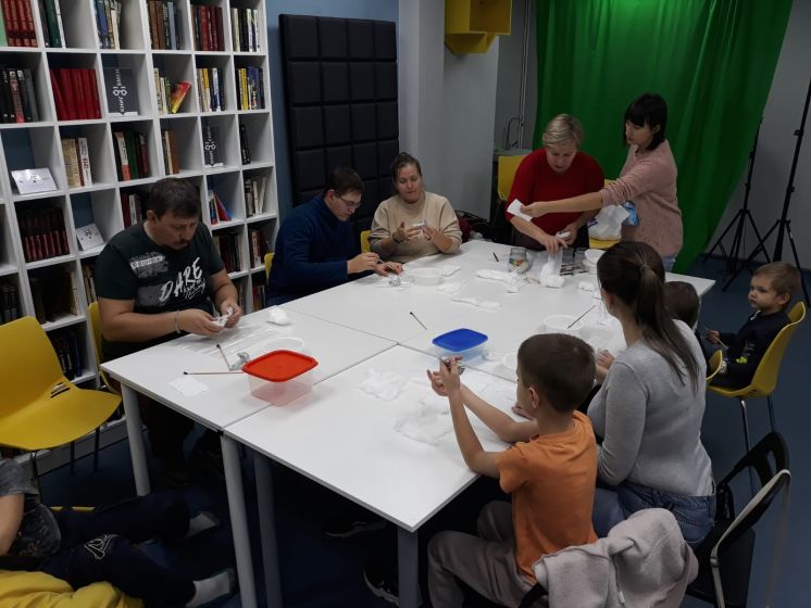 Мастера ДПИ любительского объединения «Таланты Волгодонска» продолжаются развивающие занятия для «особенных» детей