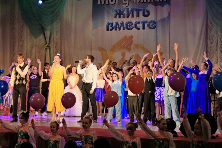 В ДК «Октябрь» прошел концерт «Мы учимся жить вместе, и у нас, получается», посвященный декаде инвалидов