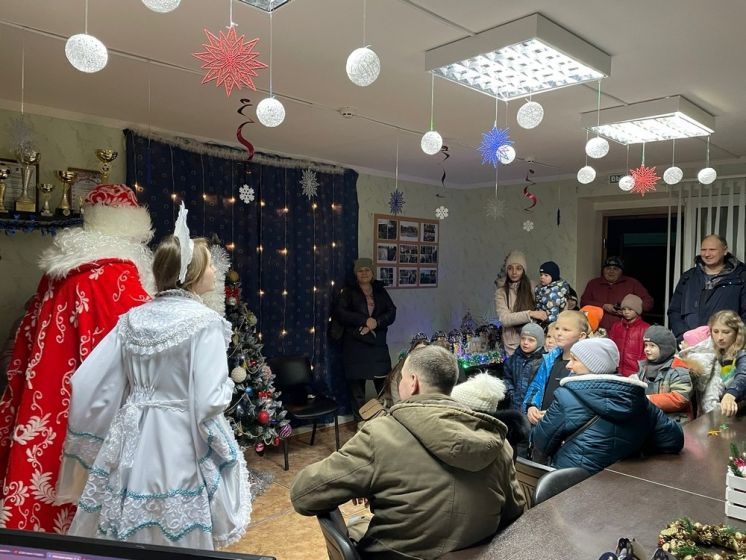 Дед Мороз и Снегурочка поздравили юных жителей избирательных округов с наступающим Новым годом