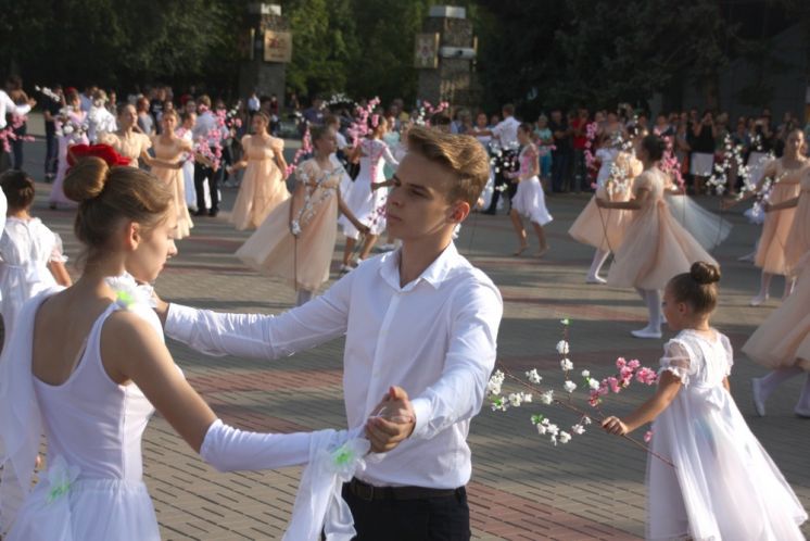 Творческие коллективы ДК «Октябрь» приняли участие в танцевальном флешмобе в честь 80-летия Ростовской области