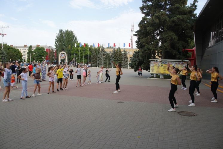 В Волгодонске прошел танцевальный флешмоб «Живи здорово»