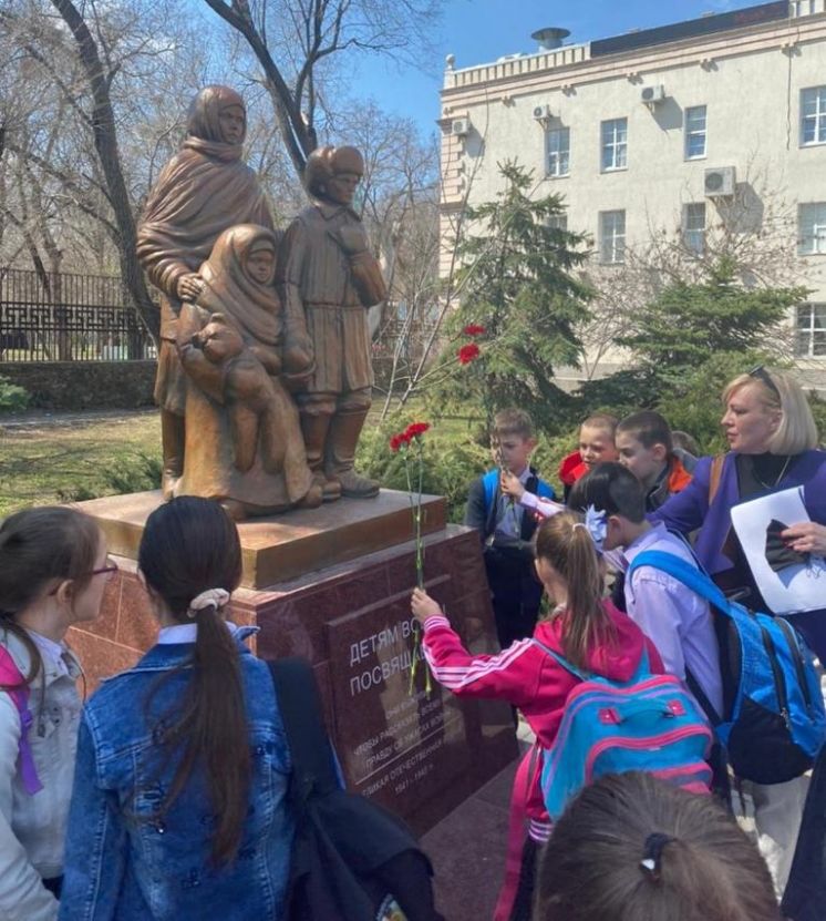 ДК «Октябрь» провел экскурсию для школьников по памятникам Волгодонска