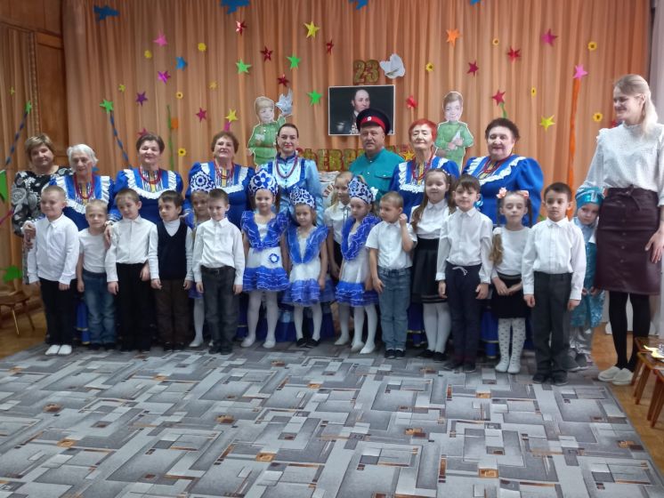 Народный фольклорный ансамбль «Красноярочка» поздравил воспитанников детского сада «Малыш» с Днём защитника Отечества