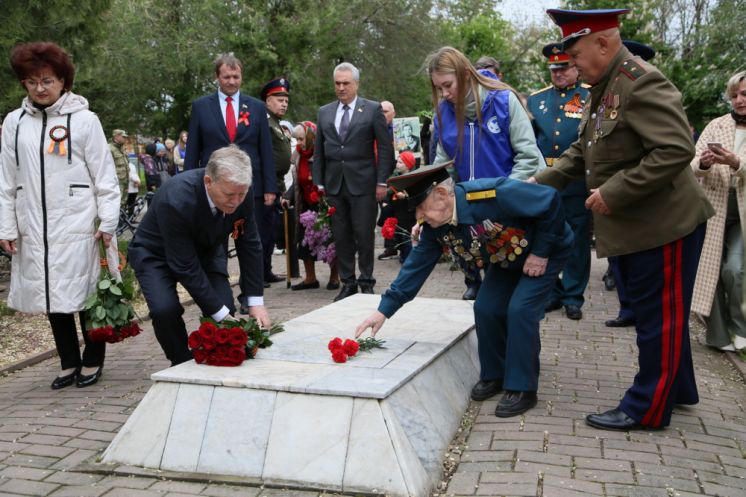«Никто не забыт, ничто не забыто»: в Волгодонске состоялось памятное мероприятие возложения цветов к воинским мемориалам