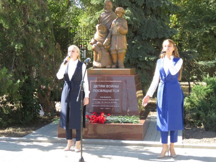 В Волгодонске на площади Победы торжественно открыли памятник детям войны