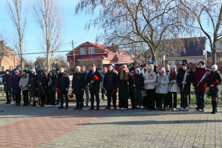 Цветы на братских могилах: в Волгодонске почтили память безвестных солдат военных конфликтов