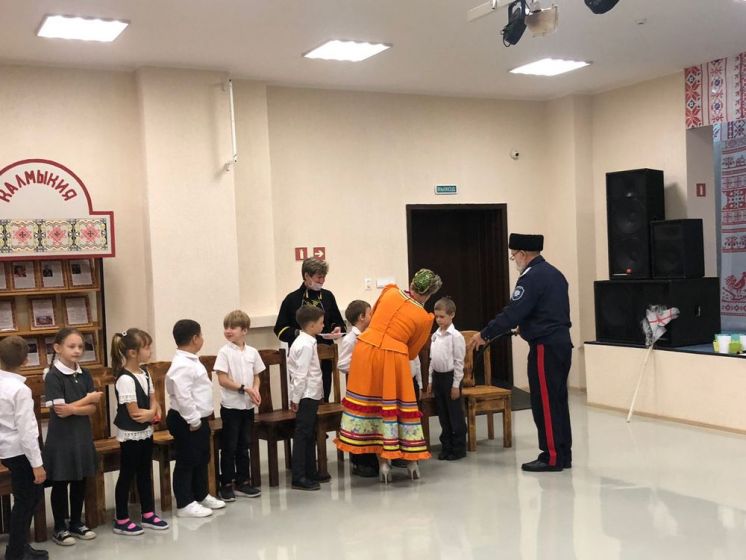 В Волгодонске первоклассников школы № 12 посвятили в казачата