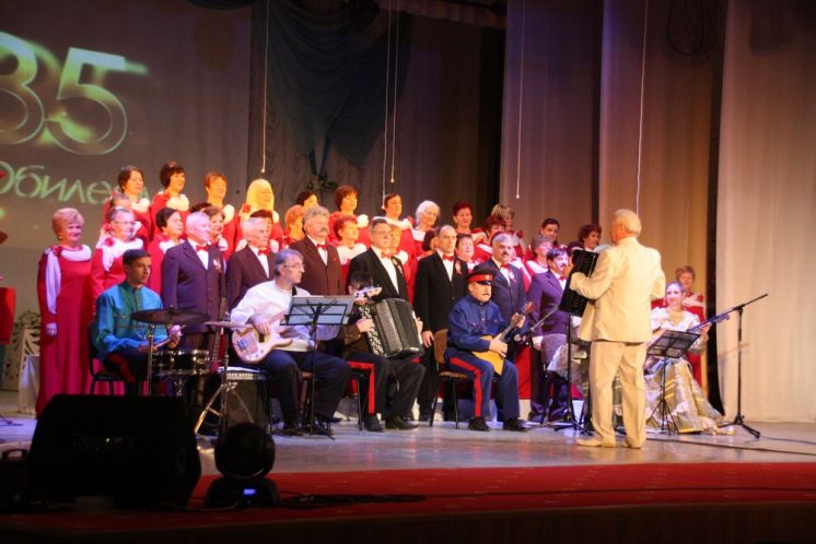 Народный хор ветеранов отметил 35-летие юбилейным концертом в ДК «Октябрь»
