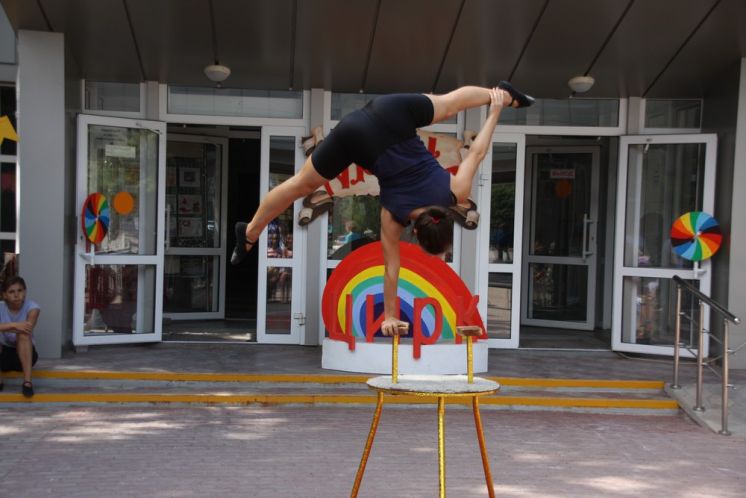 В летнем дворике ДК «Октябрь» детям рассказали о тонкостях циркового искусства