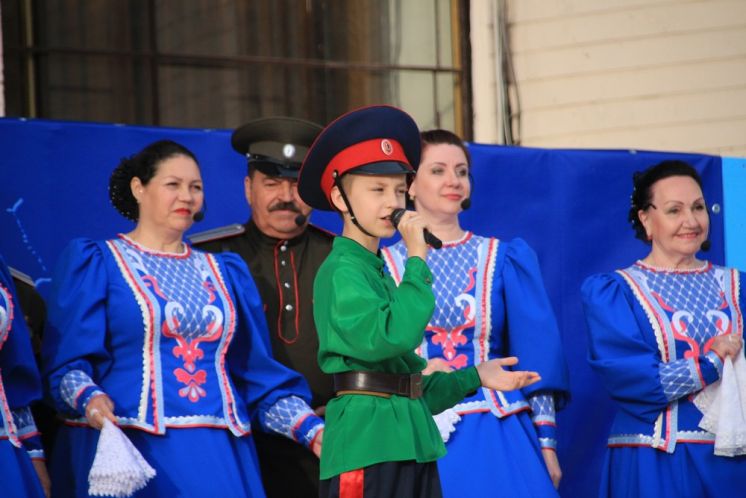 Сотрудники ДК «Октябрь» приняли участие в митинге-концертре «Своих не бросаем» в поддержку Российский армии в Донбассе