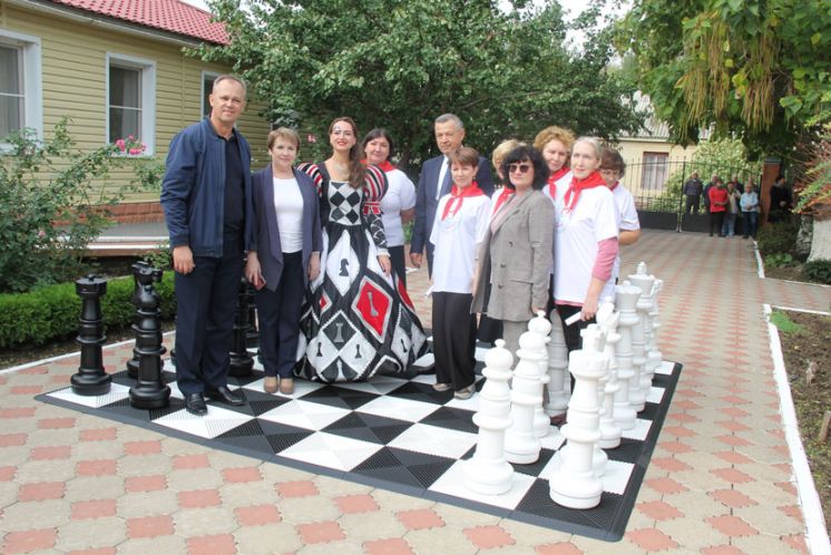 Площадка «Шахматы под открытым небом» открылась в Центре социального обслуживания граждан пожилого возраста и инвалидов №1