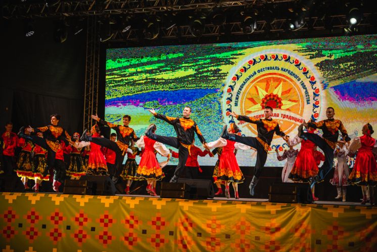В Волгодонске состоялся Межрегиональный фестиваль народного творчества «Юг России. Сила традиций», приуроченный ко Дню России