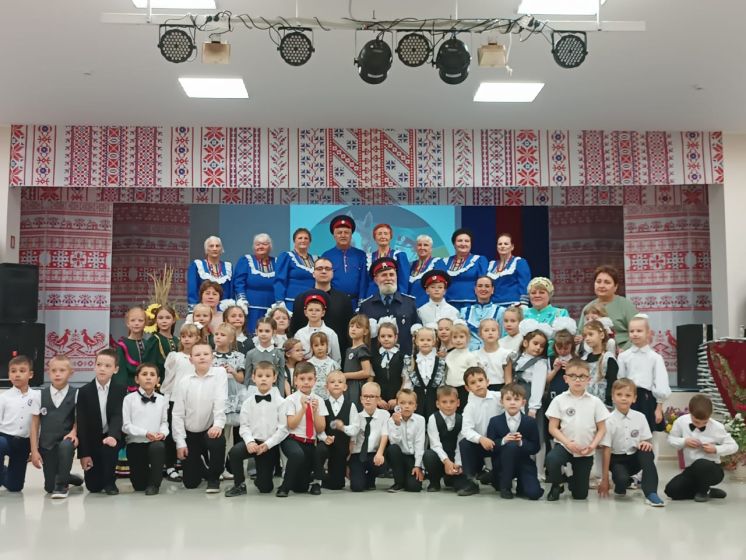 В Центре культуры «Дружбы народов» состоялись Дни казачьей культуры «Посвящение в казачата»