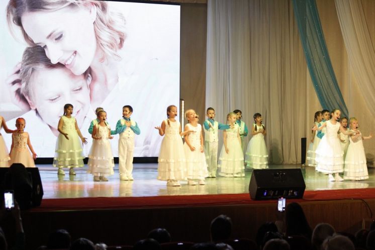 Во Дворце культуры «Октябрь» состоялся концерт «Мама милая моя», посвящённый Дню матери