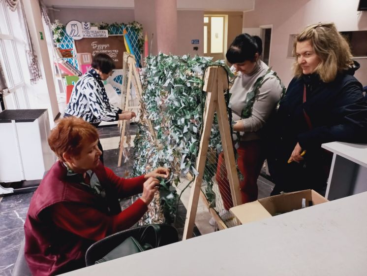 Дворец культуры «Октябрь» принимает участие в акции по плетению маскировочных сетей для участников СВО