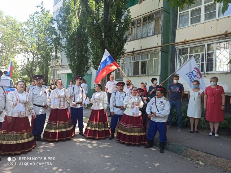 Ансамбль «Казачий Дон» выступил перед жителями и активистами трех микрорайонов Волгодонска